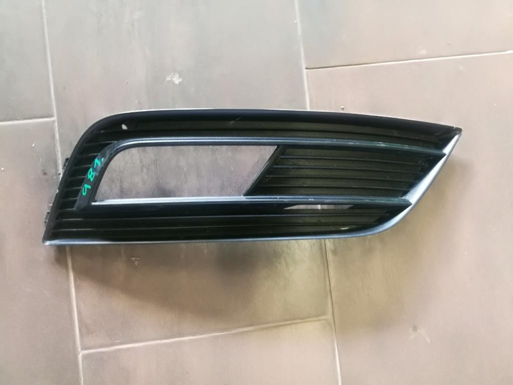 Mriezka hmlovky naraznika prava AUDI A4 B8 8K
