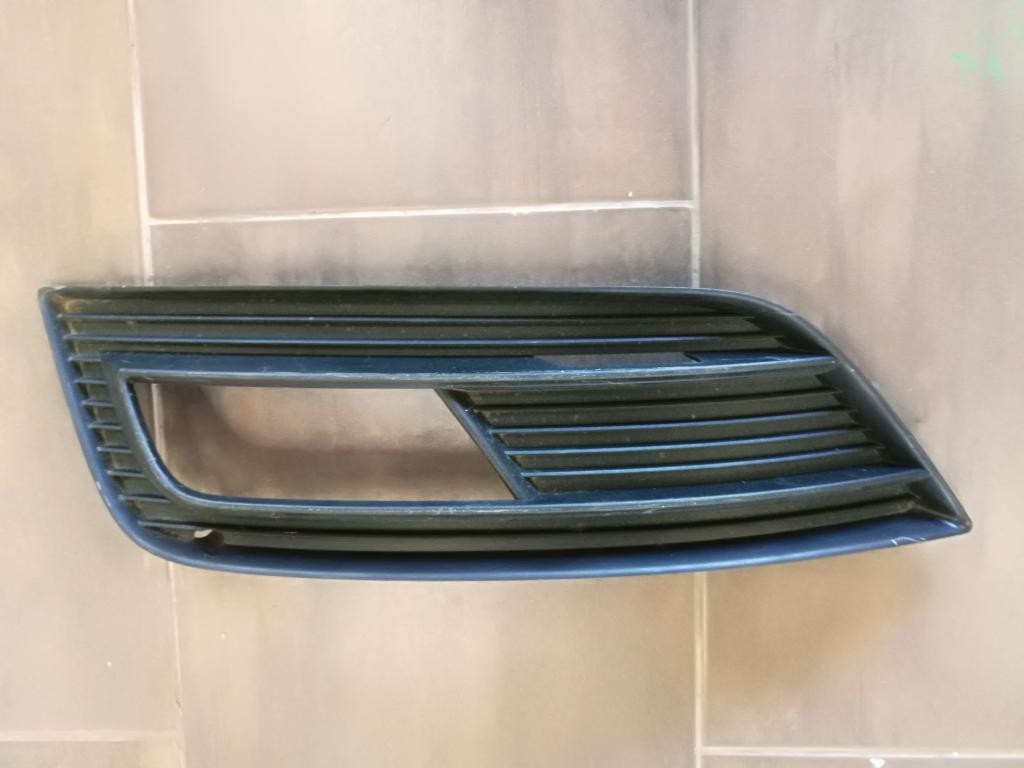 Mriezka hmlovky 8K0807681 AUDI A4 B8 LIFT