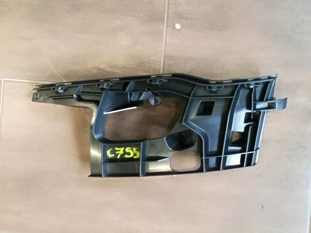 Drziak vystuha naraznika 4g8807095 AUDI A7 11->