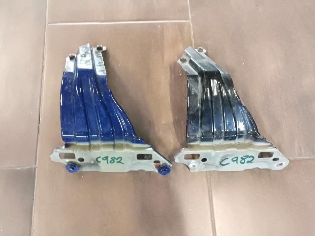 Drziak uchyt blatnika 1T0821136B VW TOURAN 1T