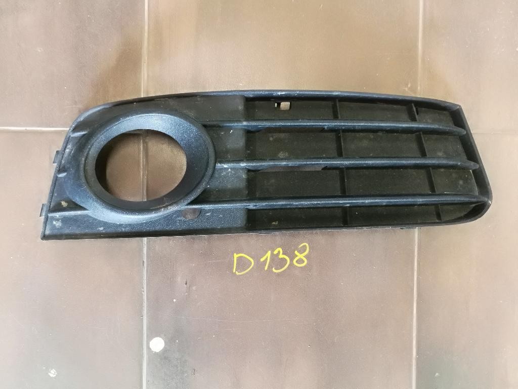 Mriezka naraznika AUDI A4 B8 8K0807682A