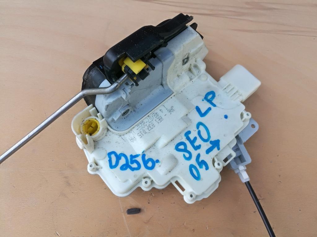 Zamok dveri 8E1837015AA AUDI A4 B6 B7 A3 8P