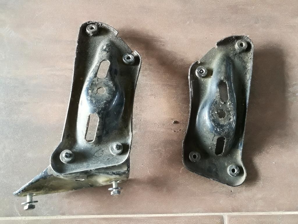 Drziak blatnika 1Z0810680A 679D SKODA YETI 5L
