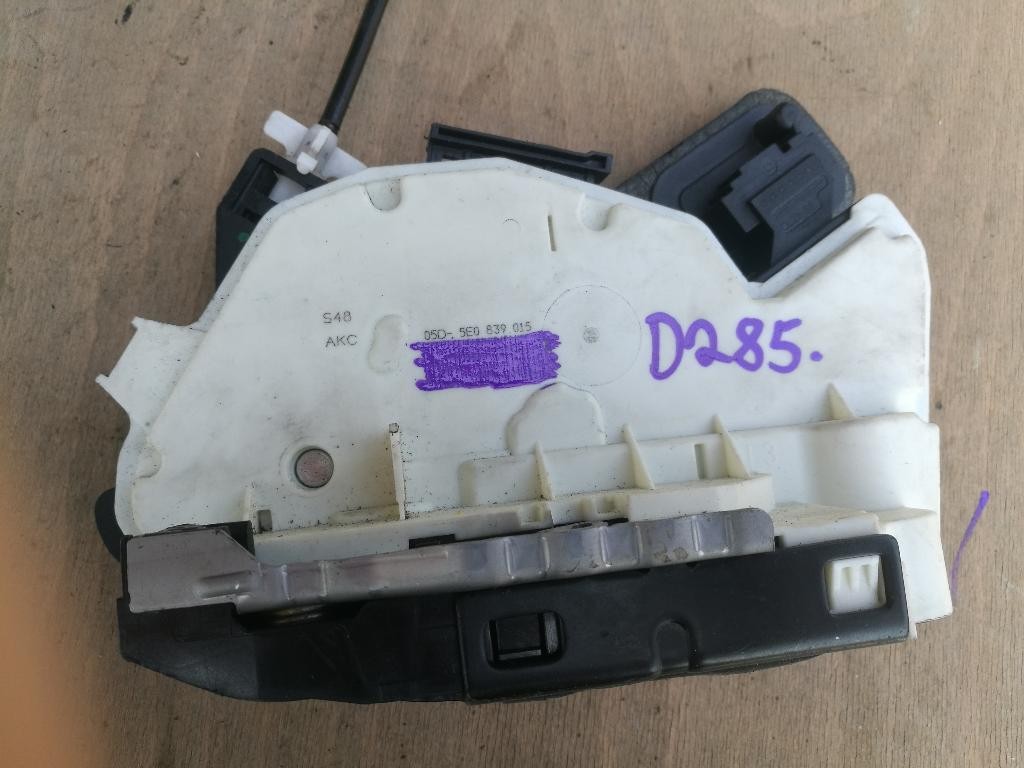 Zamok dveri 5E0839015 SKODA OCTAVIA III VW PASSAT B8