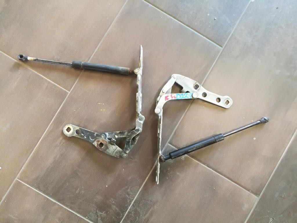 Zaves kapoty 8200123 124 BMW E46