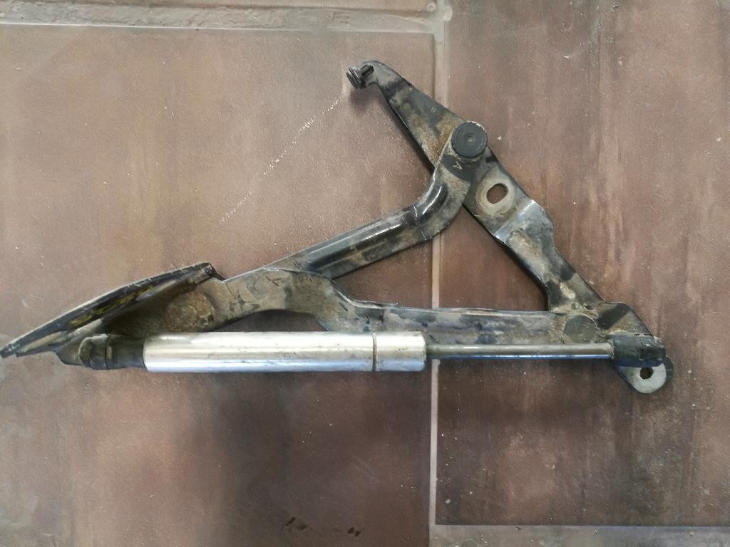 Zaves zadnej kapoty kufra 3B5827301A VW PASSAT B5 AUDI
