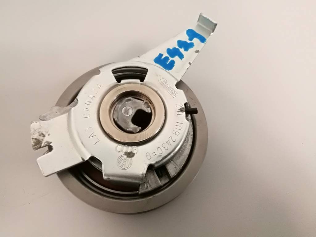 Napinacia kladka remena AUDI A4 B9 8W 04L109243C