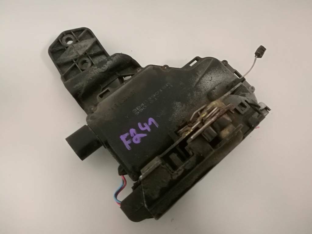 Zamok dveri SEAT TOLEDO VW BORA 3B4839015B