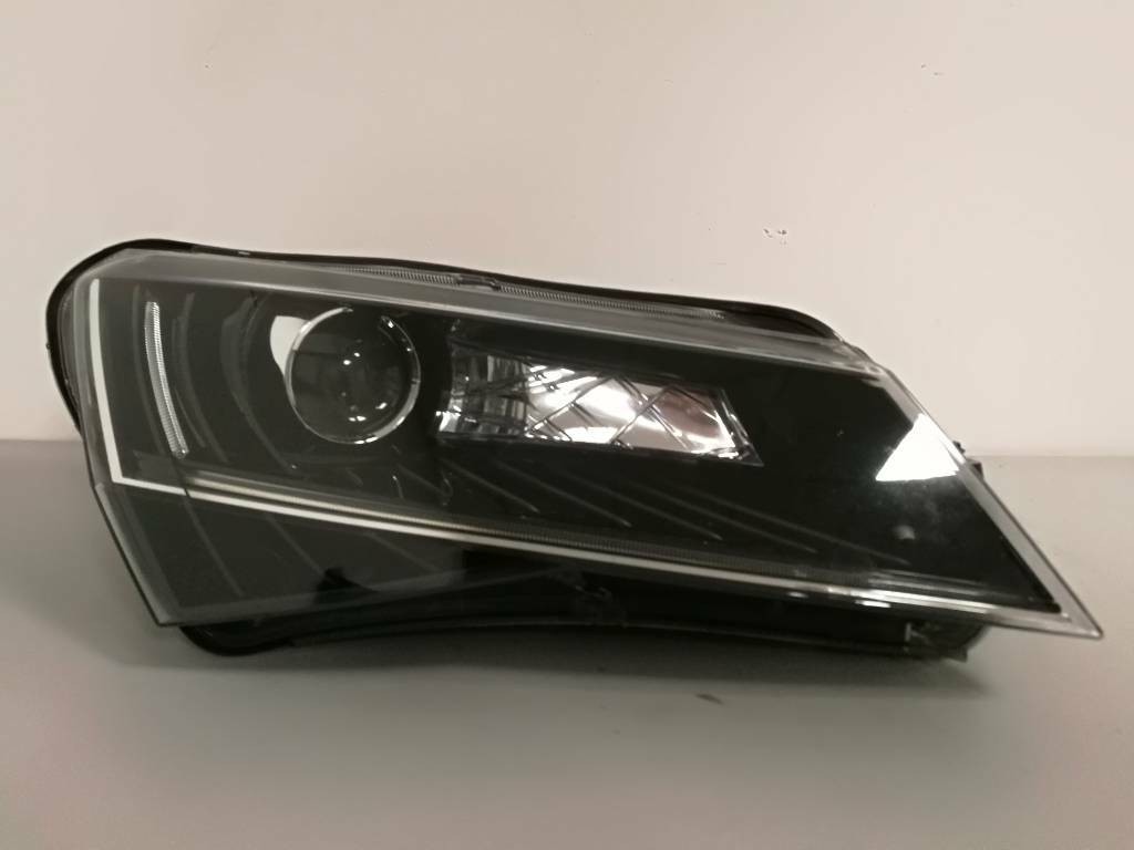 Predne svetlo SKODA SUPERB III 3V XENON 3V1941016B