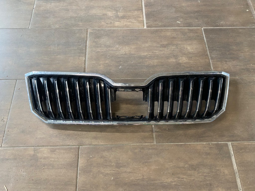 Predná maska mriežka radar SKODA SUPERB 3 III 3V