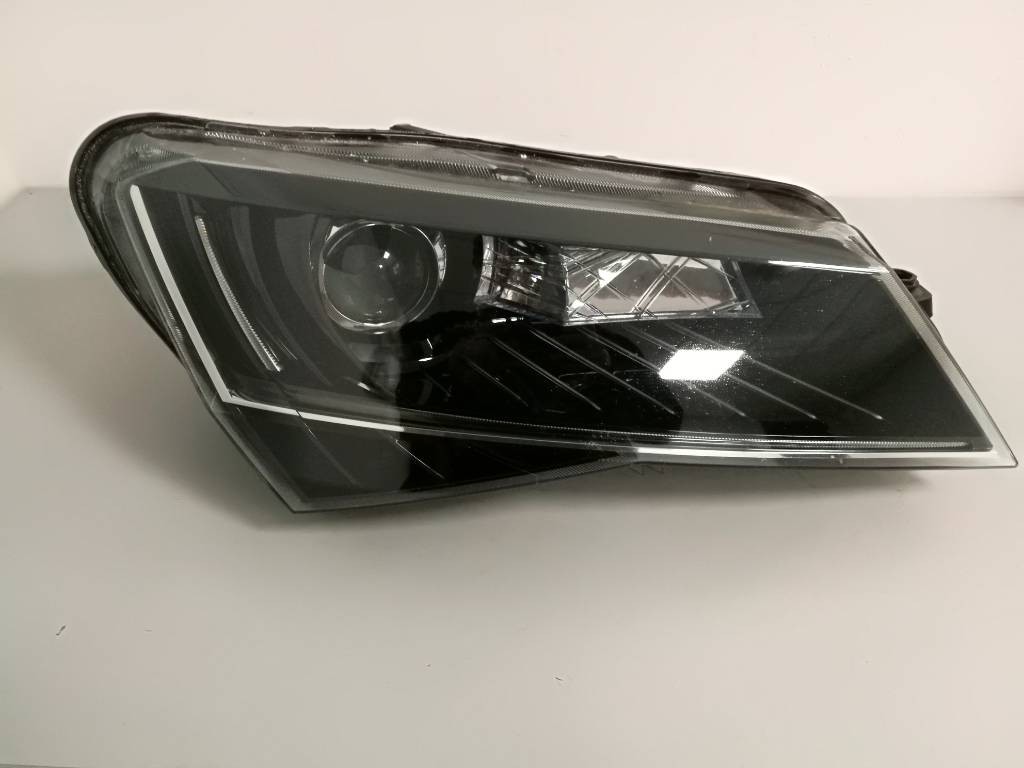 Pravé predné svetlo Škoda Superb III 3V1