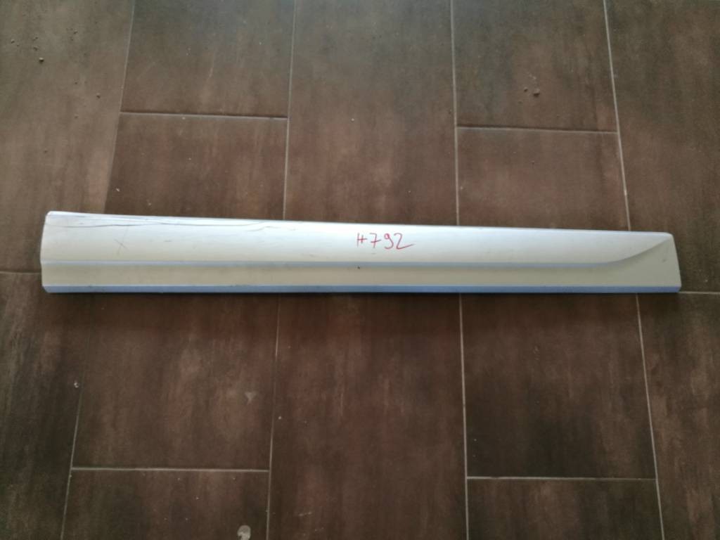 Ľavá predná lišta dverí dverový pás pásik Audi Q5
