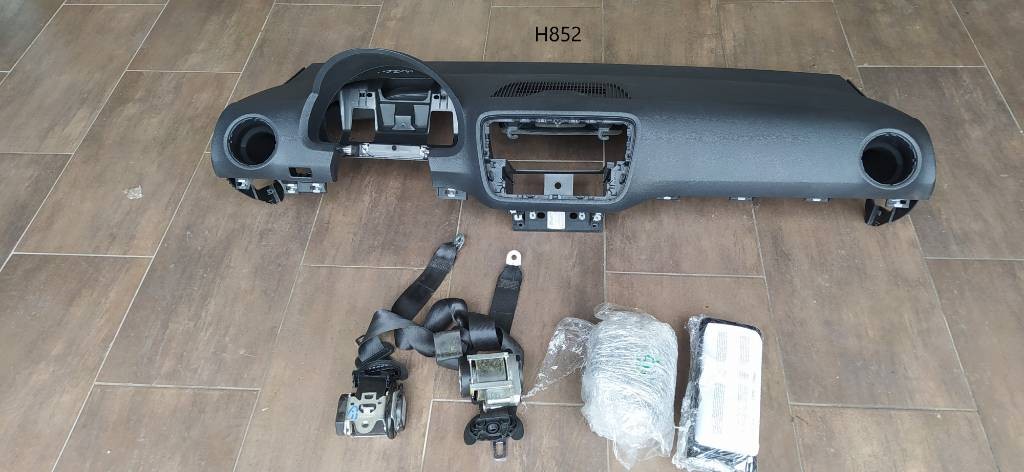 Palubná doska prístrojovka airbagy pásy VW UP