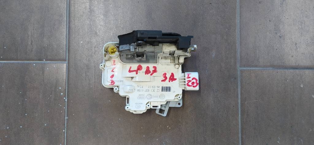Zámok pravých predných dverí VW Passat B7 3AA