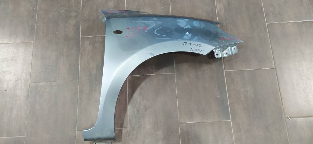 Pravý predný blatník Suzuki Swift 17- MK8