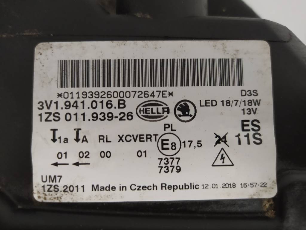 Pravé predné svetlo Škoda Superb III 3 3V XENON