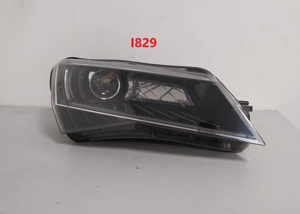 Pravé predné svetlo Škoda Superb III 3 3V XENON