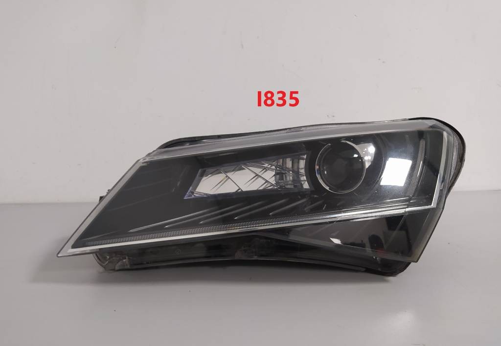 Ľavé predné svetlo Škoda Superb III 3 3V XENON LED