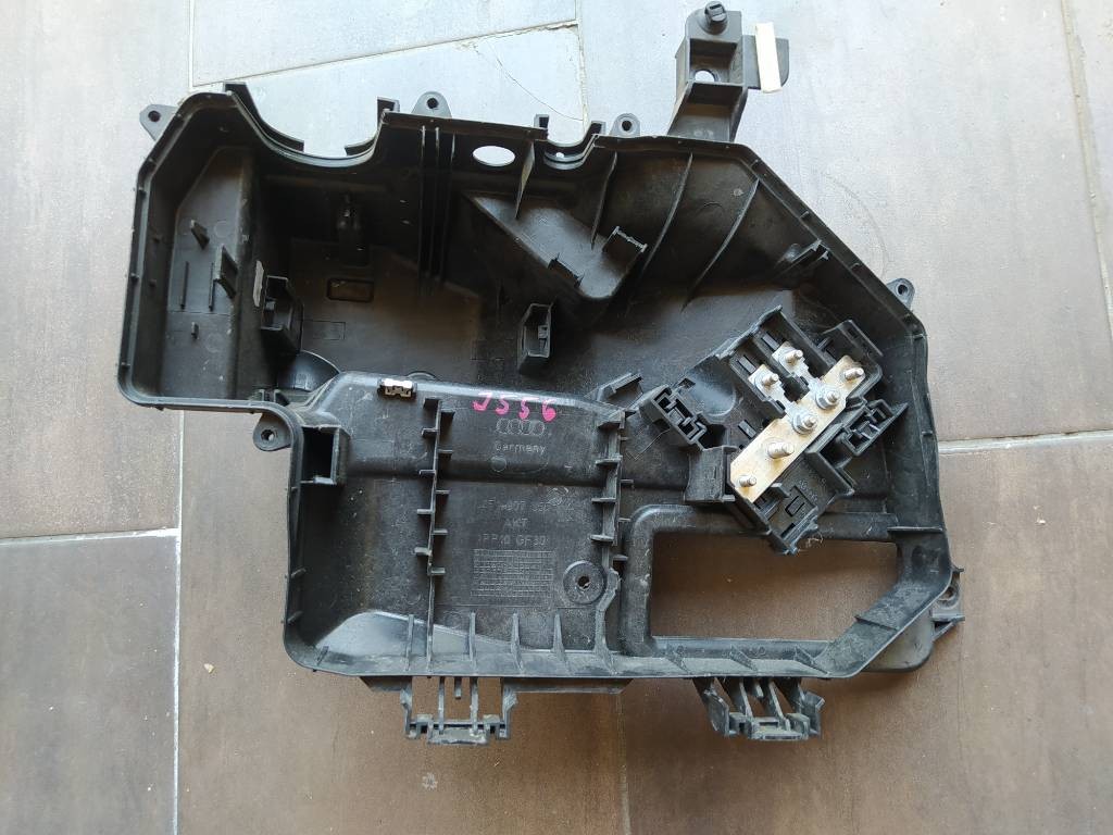 Kryt riadiacich jednotiek Audi A4 C6 4F