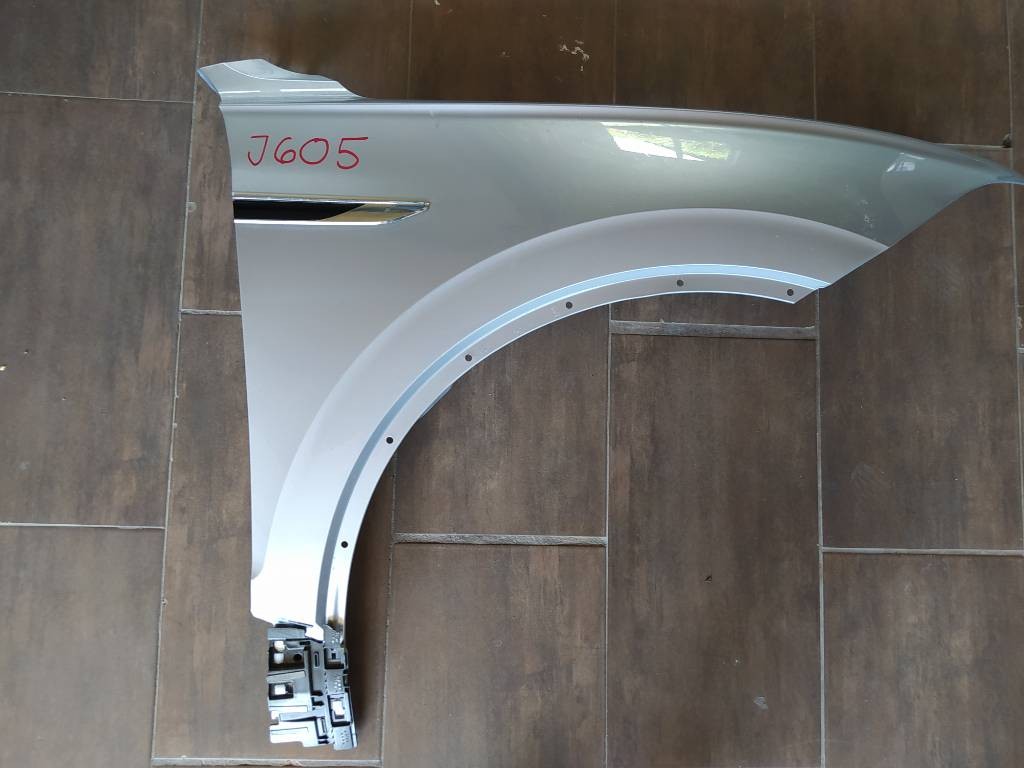 Pravý predný blatník VW Touareg III 3 760