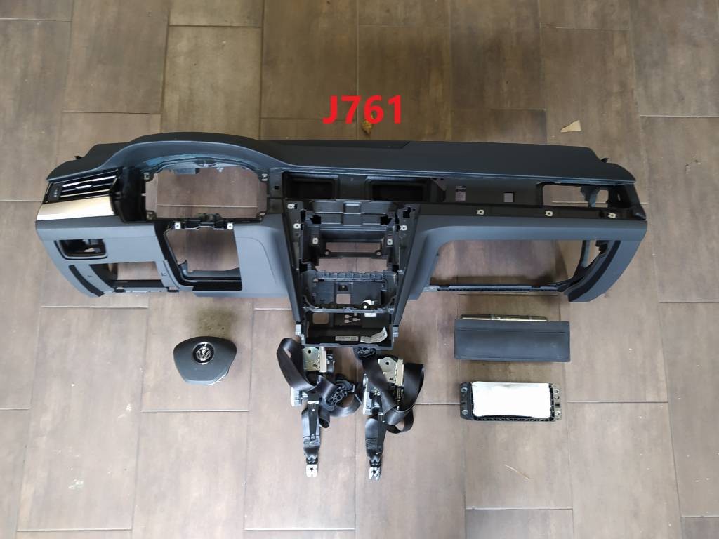 Palubná prístrojová doska palubovka VW Passat B8