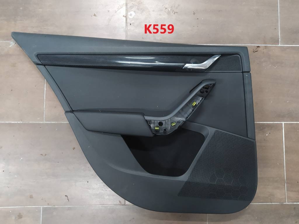 Ľavý zadný tapacír dverí Škoda Octavia III 3 5E