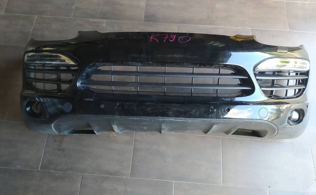 Predný nárazník PORSCHE CAYENNE 958 7P5 4 PDC