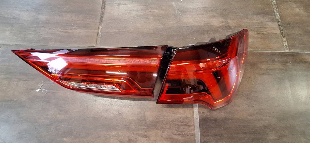 Pravé zadné svetlo svetlá  Audi Q3 led 83A