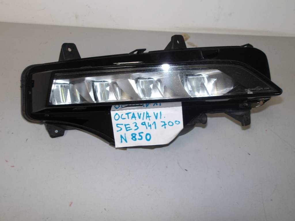 Pravá predná hmlovka Škoda Octavia IV 4 5E3 20-