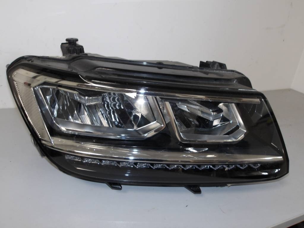 Predné pravé svetlo VW tiguan 5N 5NB