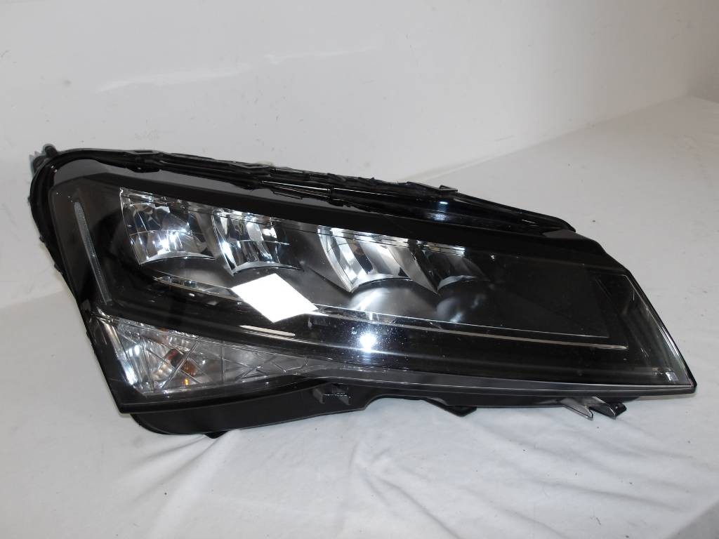 Predné pravé svetlo Škoda Superb III LIFT full Led