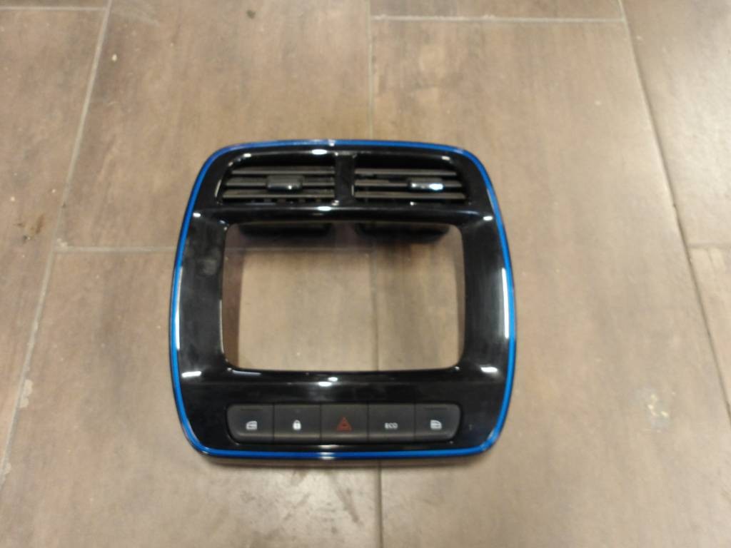 Stredový panel palubnej dosky Dacia Spring