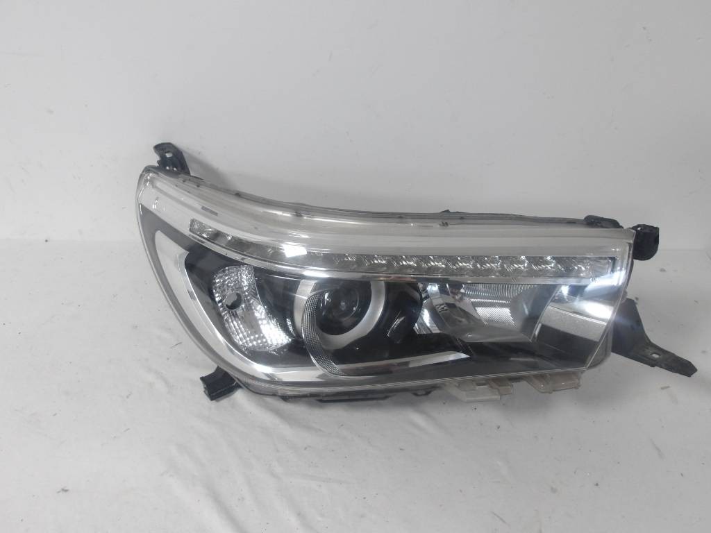 PRAVÉ PREDNÉ SVETLO LED TOYOTA HILUX VIII 8