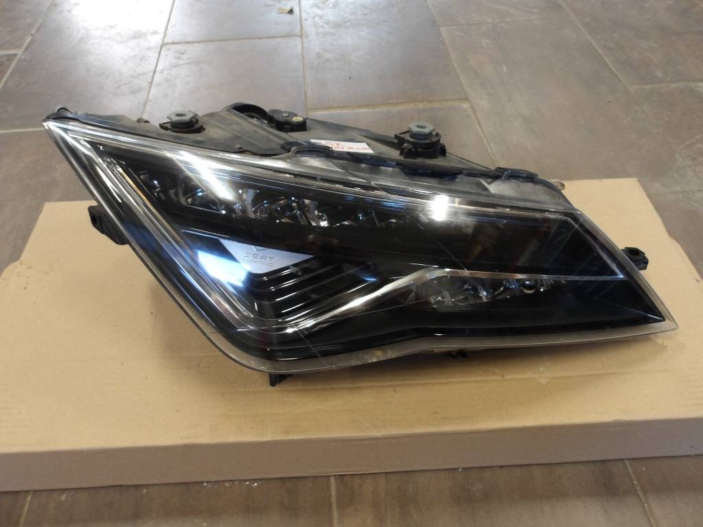 PRAVÉ PREDNÉ SVETLO SEAT LEON III 3 FULL LED 17 -