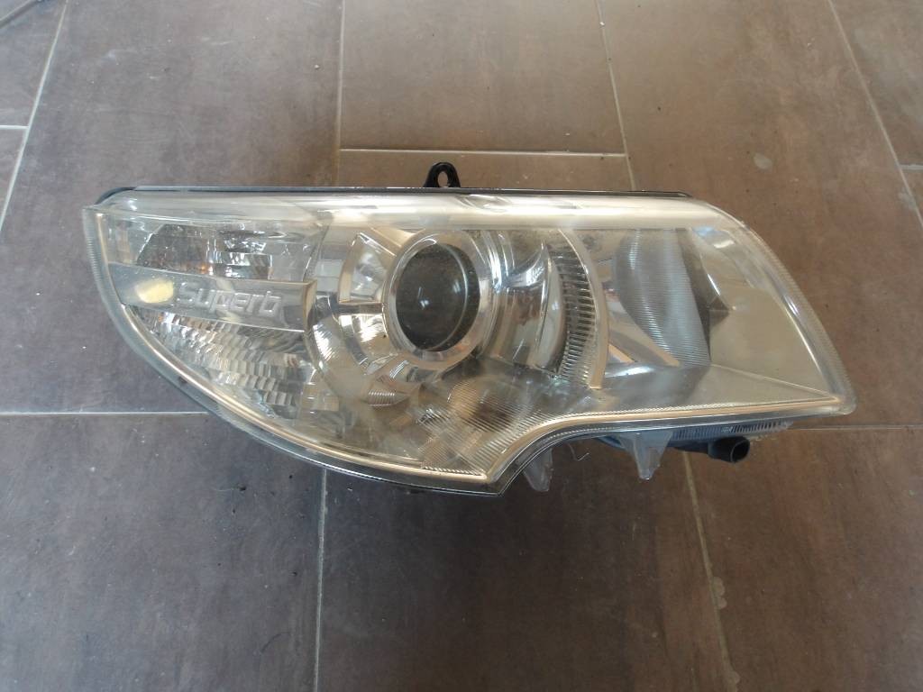 Predné pravé svetlo SKODA SUPERB II 2 XENON 3T