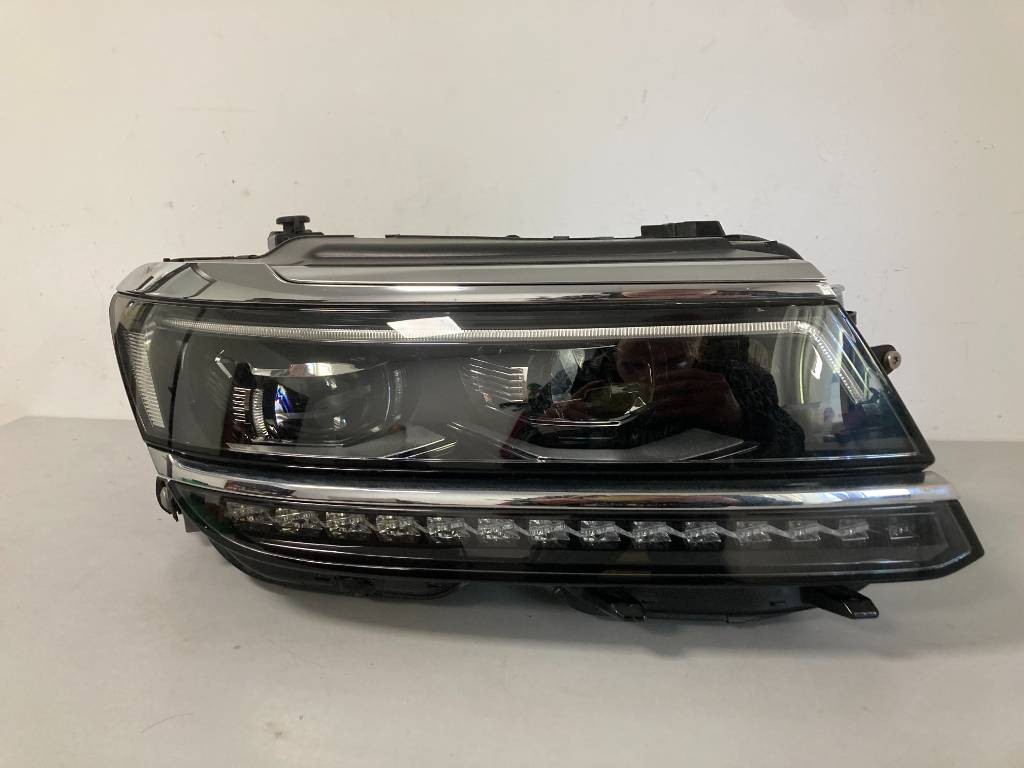 Pravé predné svetlo VW Volkswagen Tiguan II 2 LED