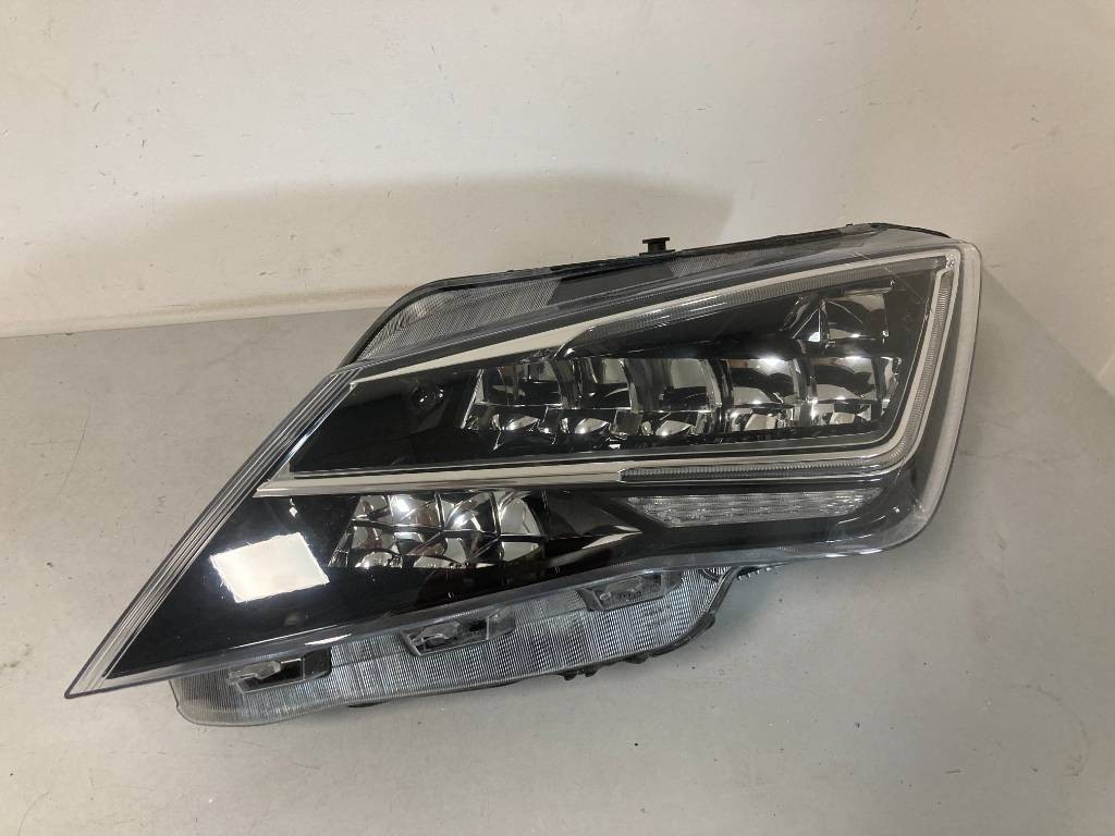 Ľavý predný Halogénový svetlomet Seat Toledo IV 6J