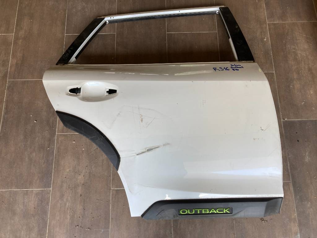 Pravé zadné dvere Subaru Outback B16