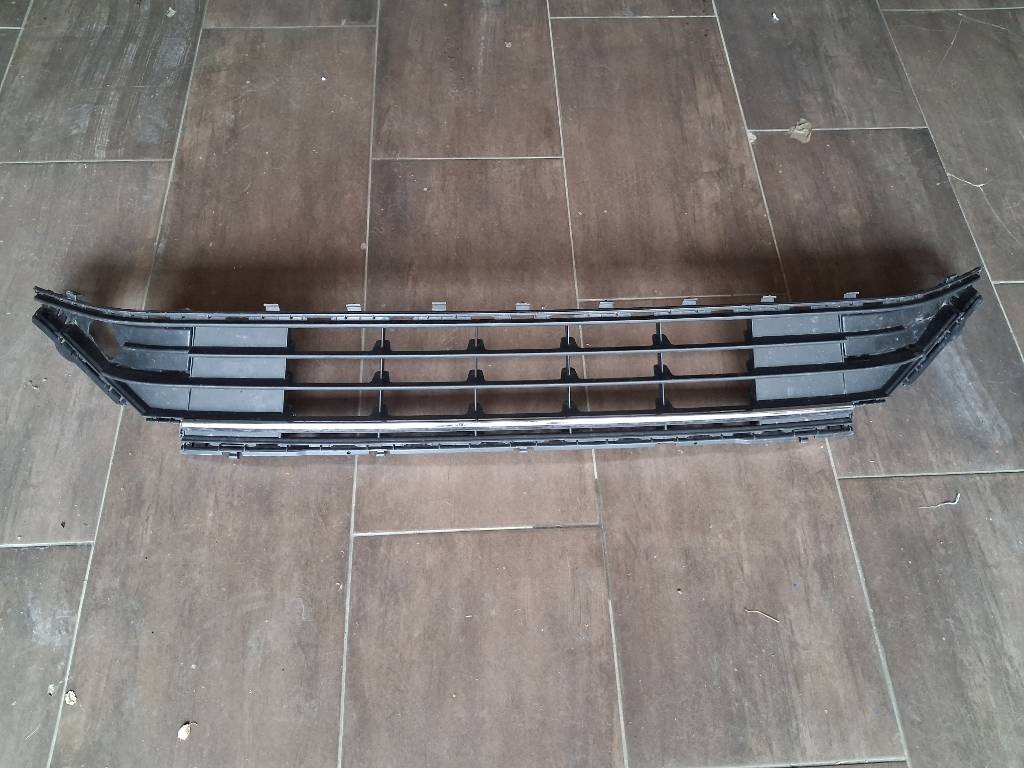 Stredná mriežka predného nárazníka VW Golf 7 Lift